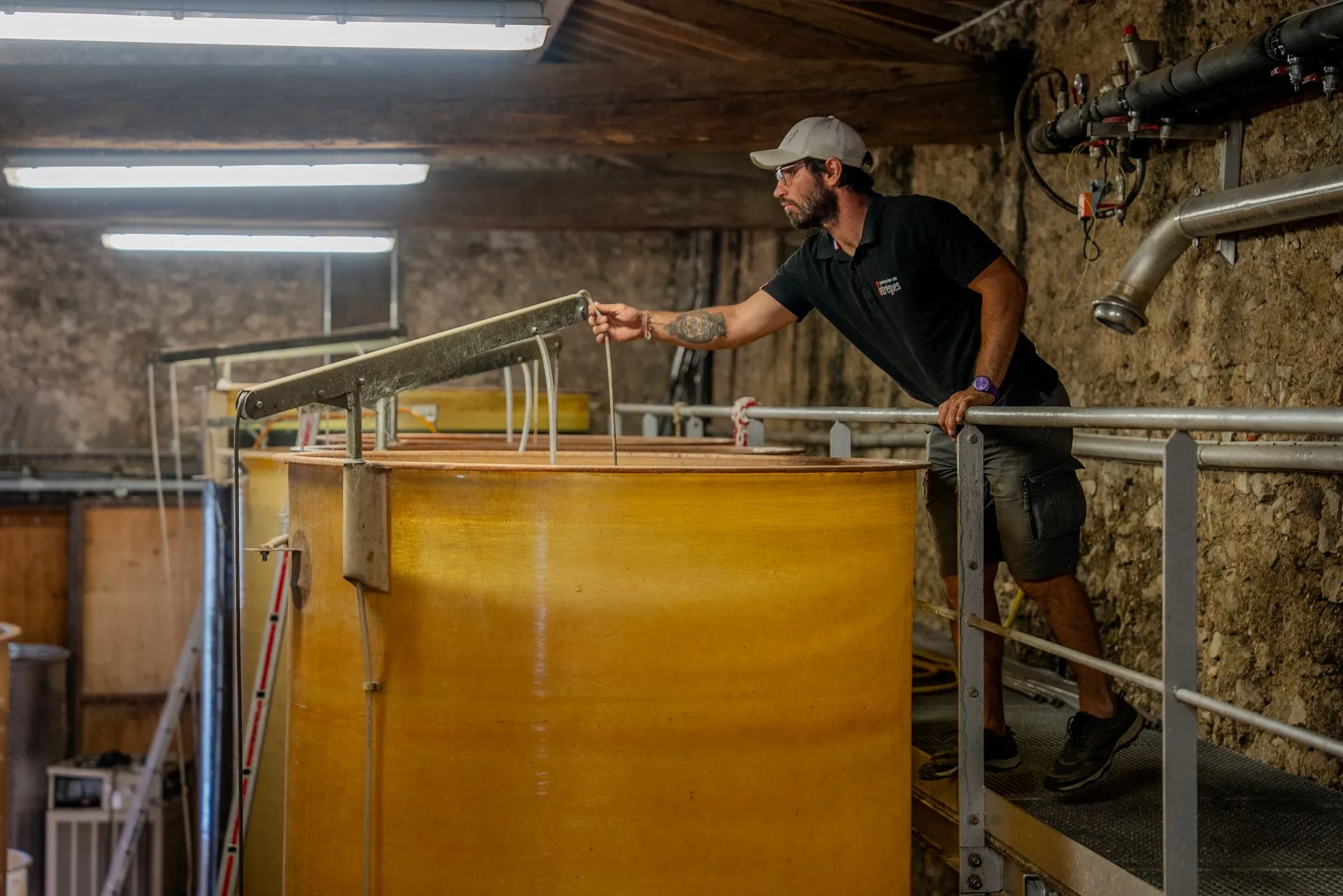 Arthur contrôle une cuve dans la cave