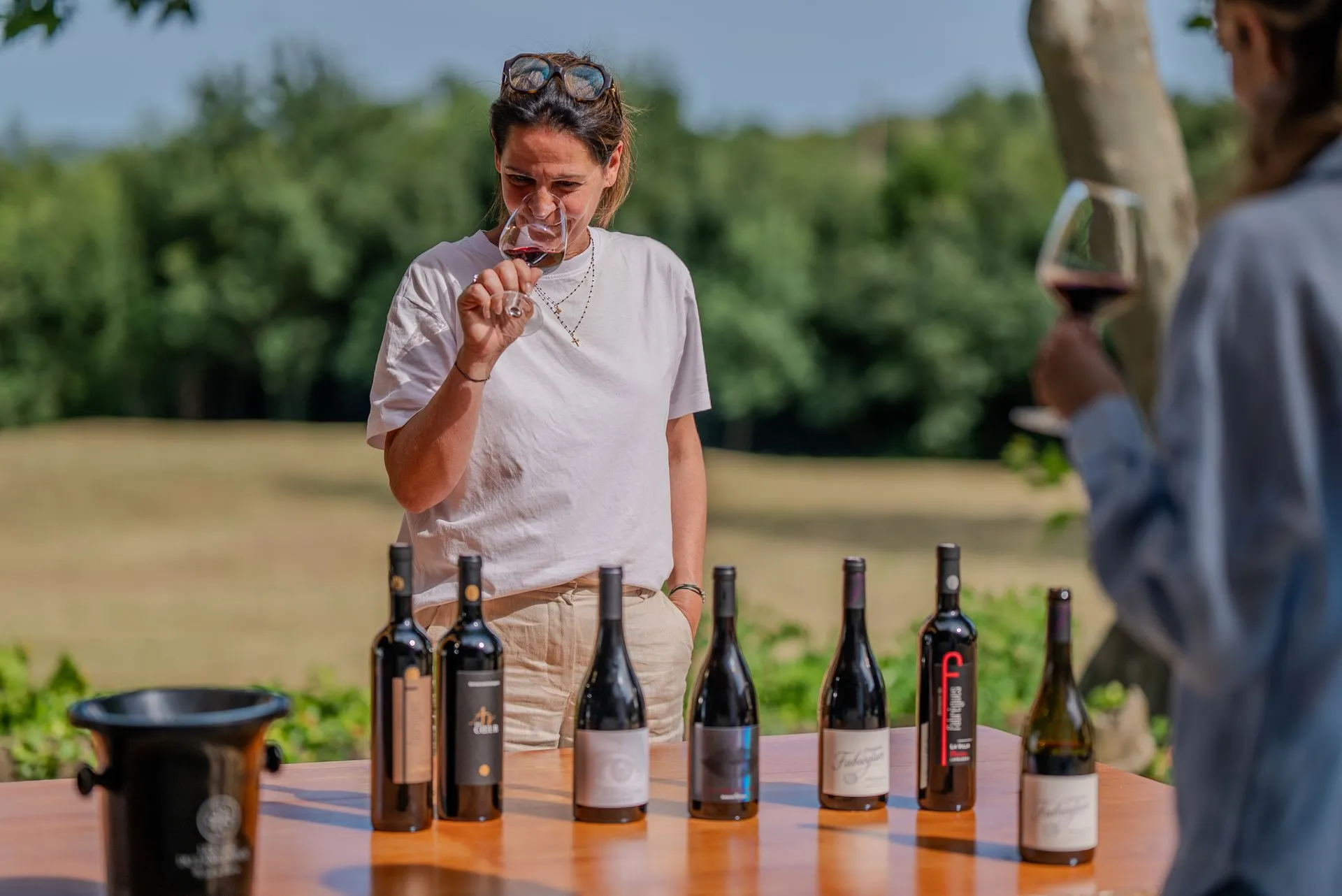 Carine Pichot goûte un vin rouge lors d'une dégustation au domaine