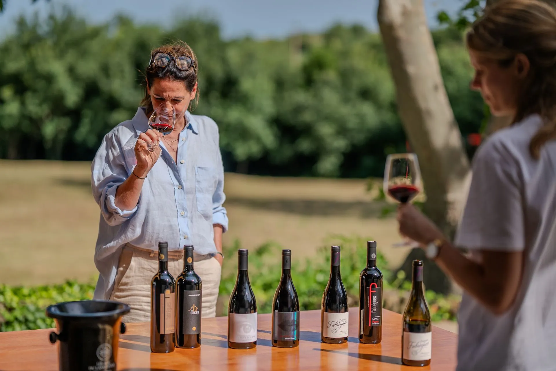 Carine Pichot en dégustation, les cuvées du domaine alignées sur la table