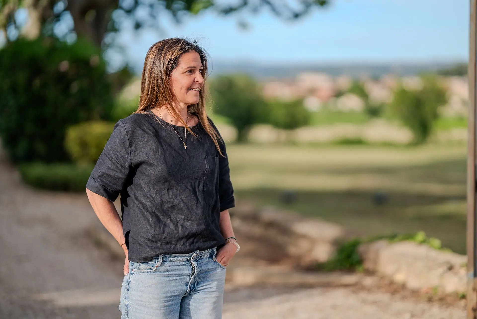 Carine Pichot dans le parc du domaine