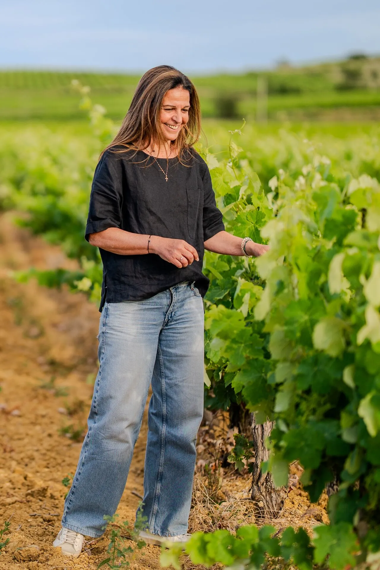 Carine Pichot, vigneronne et propriétaire du Domaine de Fabrègues, dans ses vignes