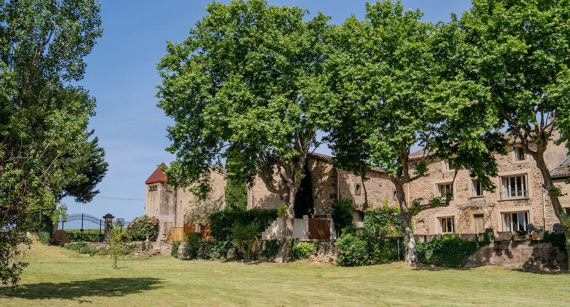 La maison, le chai et la cuverie du Domaine de Fabrègues à Aspiran