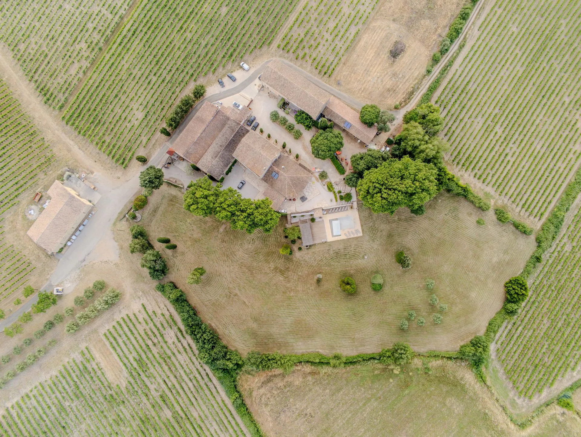 Le Domaine de Fabrègues vu du ciel, au milieu des vignes