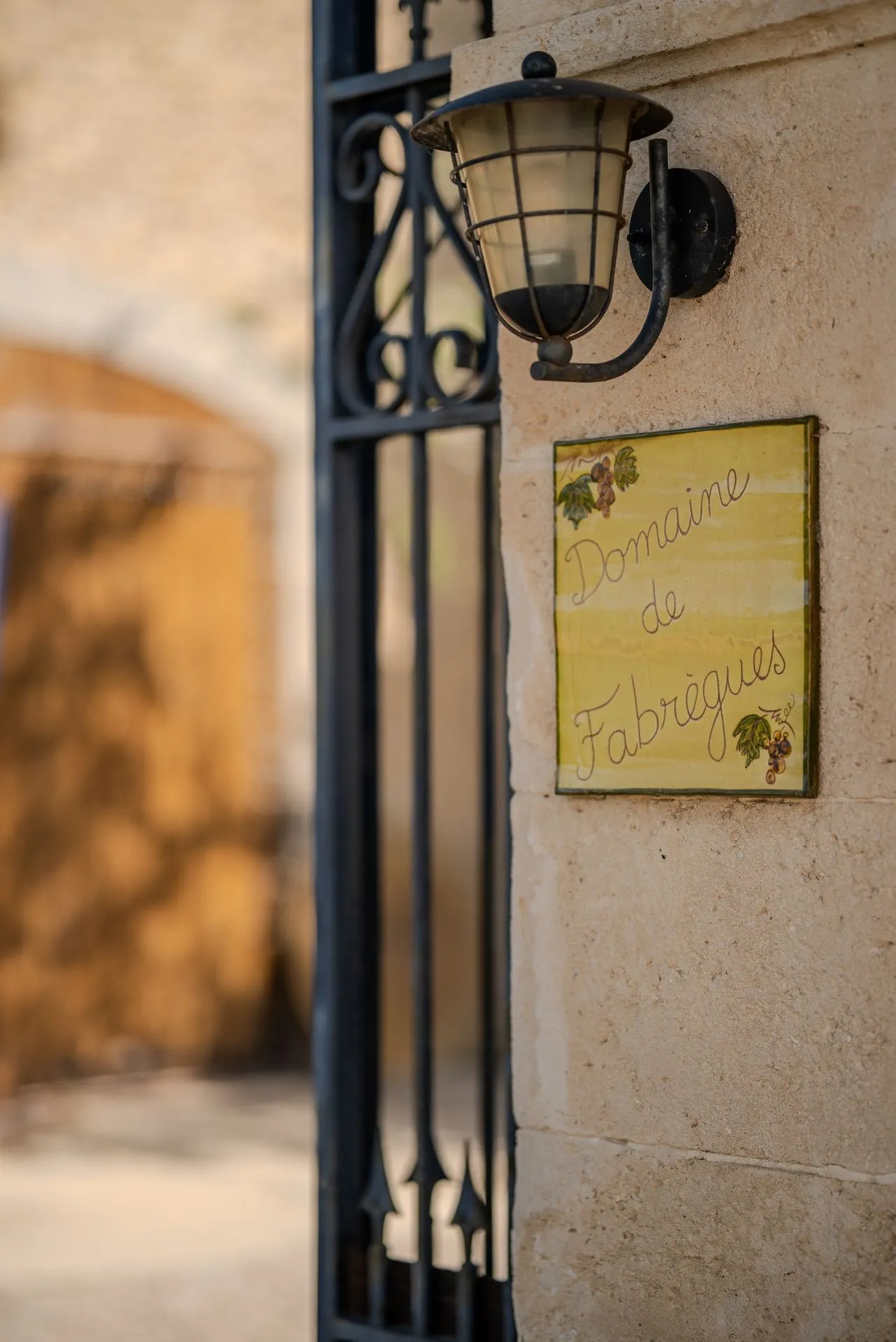 La plaque du Domaine de Fabrègues à l'entrée
