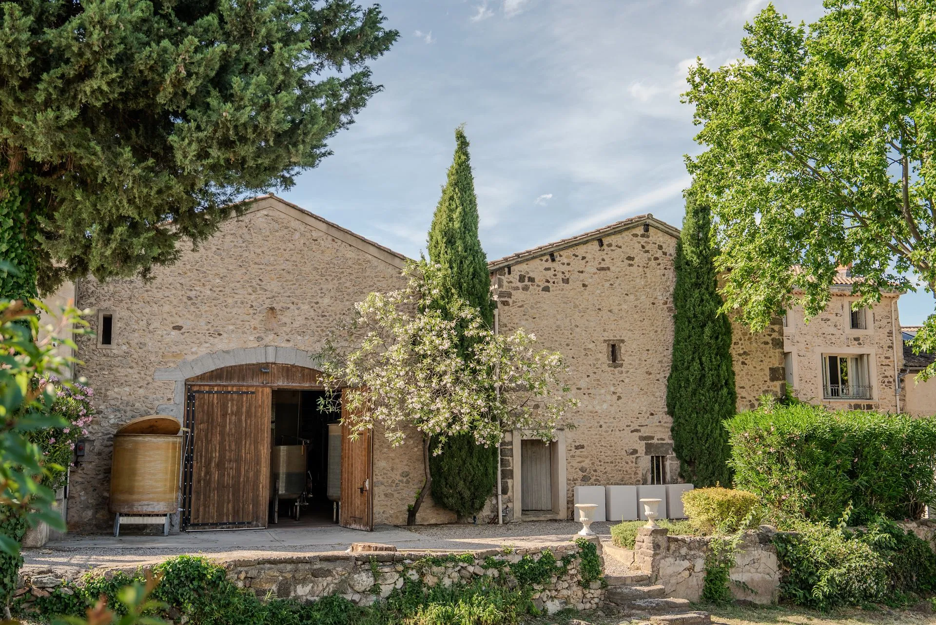 La façade en pierre de la cuverie et du chai