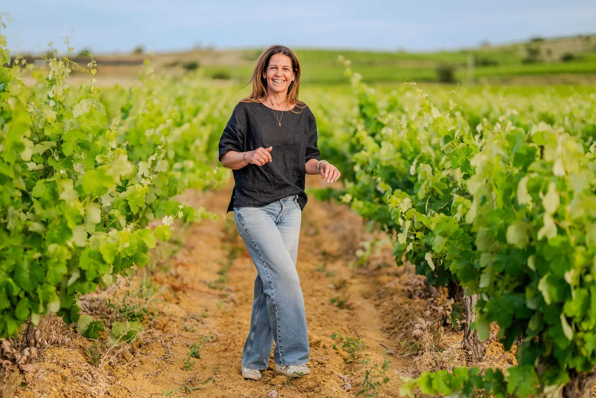 Carine Pichot, vigneronne du Domaine de Fabrègues, dans un rang de vigne