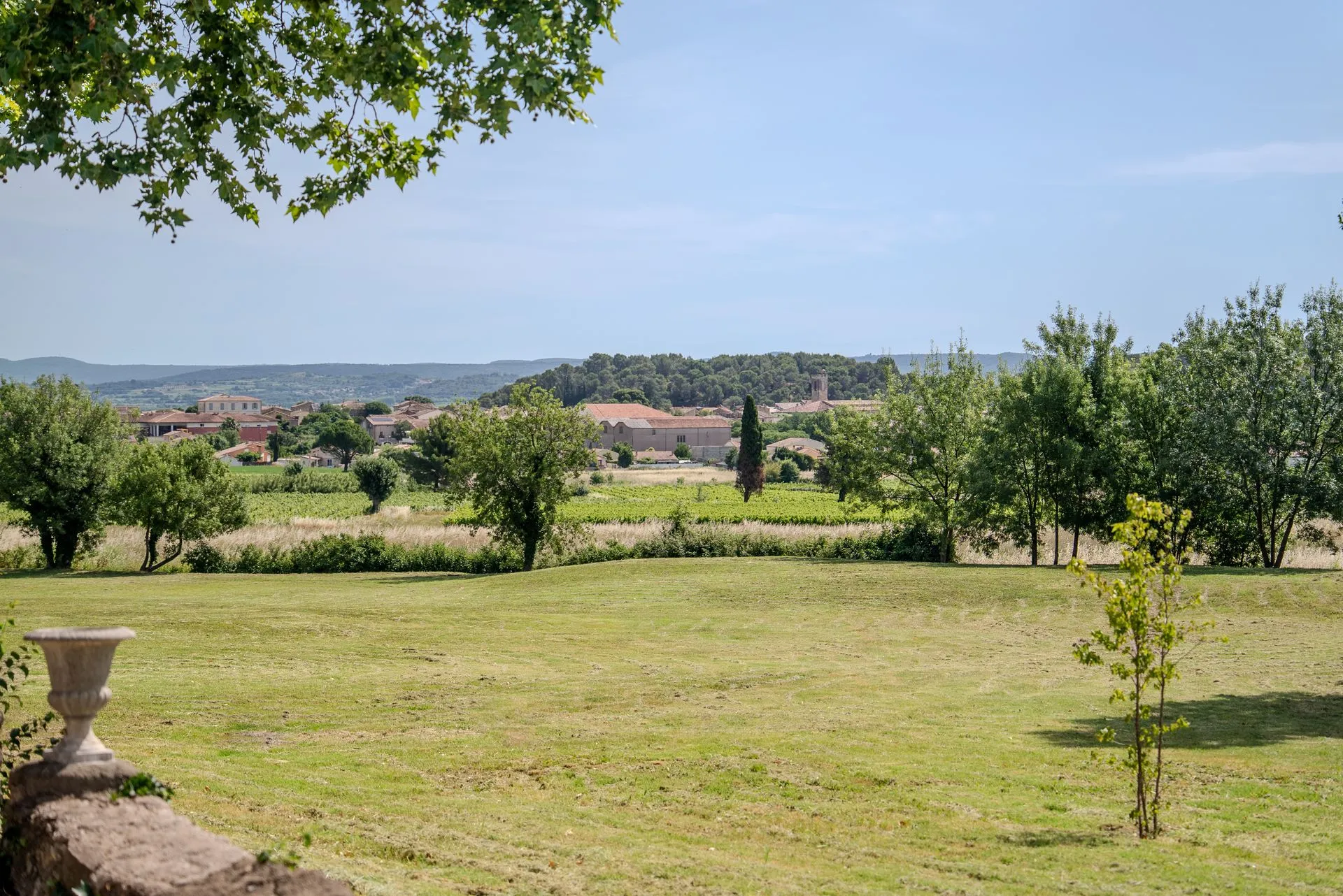 Le parc du domaine avec vue sur le village
