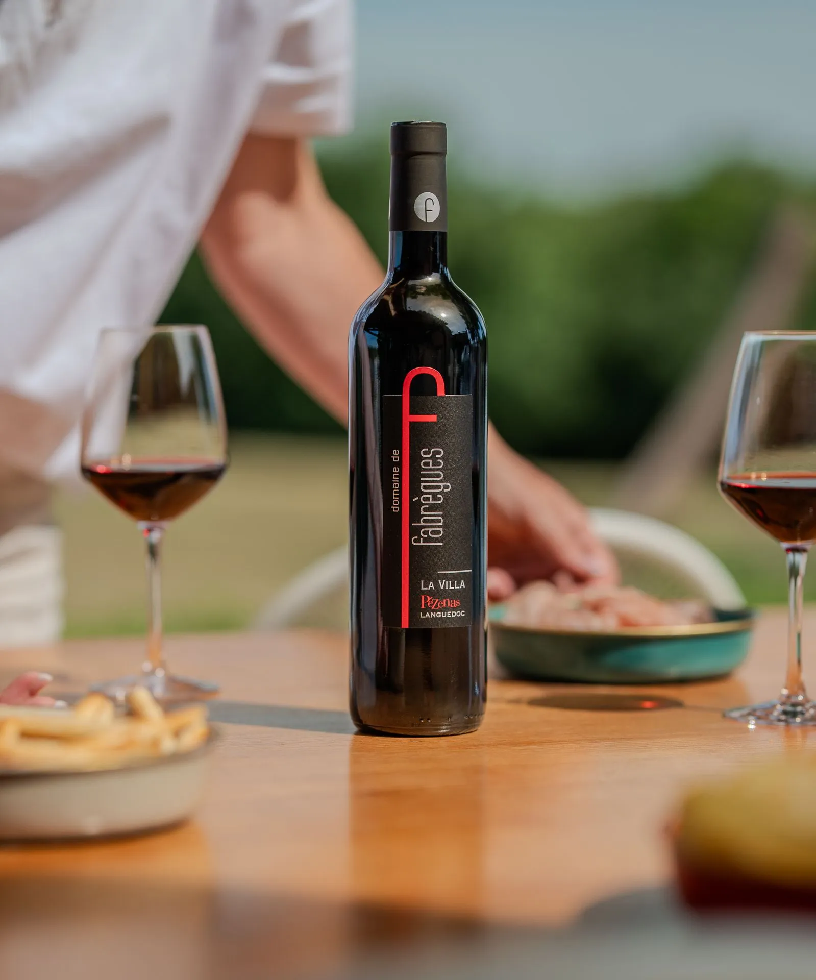 Une bouteille de La Villa servie à table avec deux verres