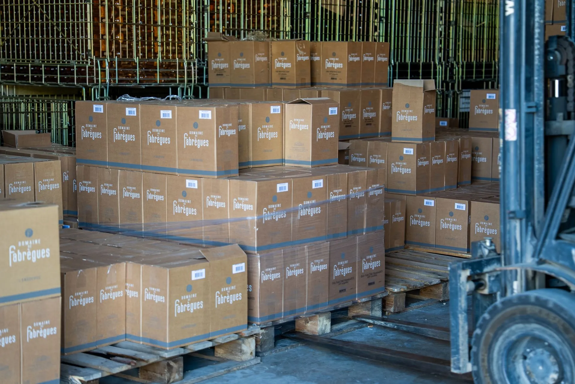 Cartons du Domaine de Fabrègues empilés sur palettes